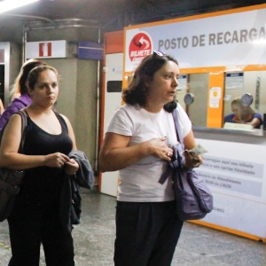 Passageiros do metrô na estação Santa Cruz aguardam na fila de compra do bilhete único em 22 de novembro