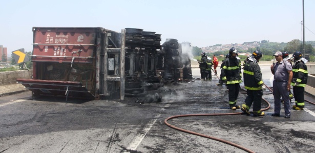 Bombeiros apagam fogo em carreta que tombou na alça de acesso entre a Castelo Branco e o Rodoanel