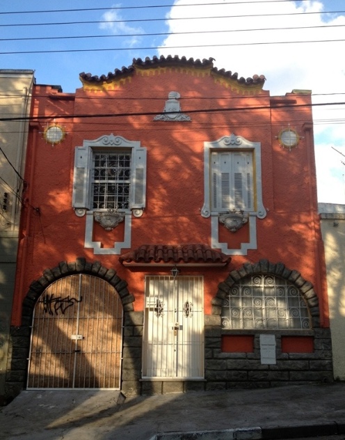 Imagem cedida para publicação em UOL Casa e Decoração, usar somente no respectivo material. A residência na rua Sabaúna, na região da Lapa, preserva ainda suas características originais.  Na fachada, um curioso brasão não identificado. Entre as modificações, foram instaladas grades nas janelas e na porta de entrada I Imagem catalogada pelo projeto São Paulo Antiga (www.saopauloantiga.com.br) - Douglas Nascimento/Divulgação