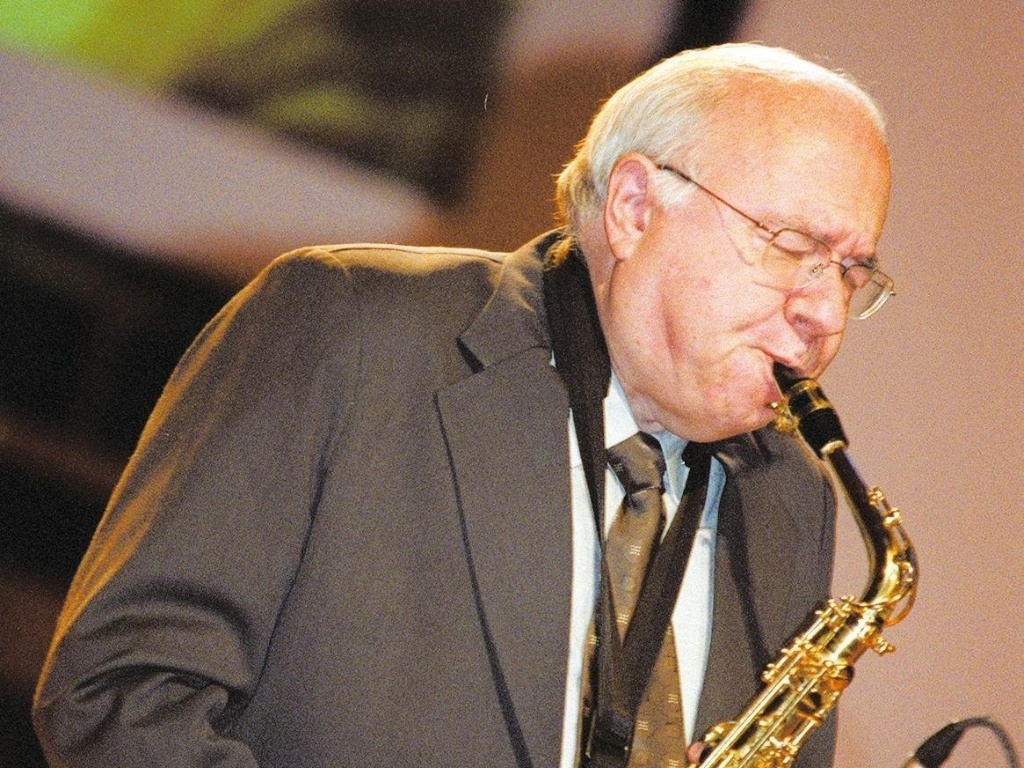 Verissimo já revelou à reportagem do UOL que tem planos de lançar mais um CD com a banda Jazz 6, considerada "o menor sexteto do mundo" por contar apenas com cinco integrantes - Folhapress