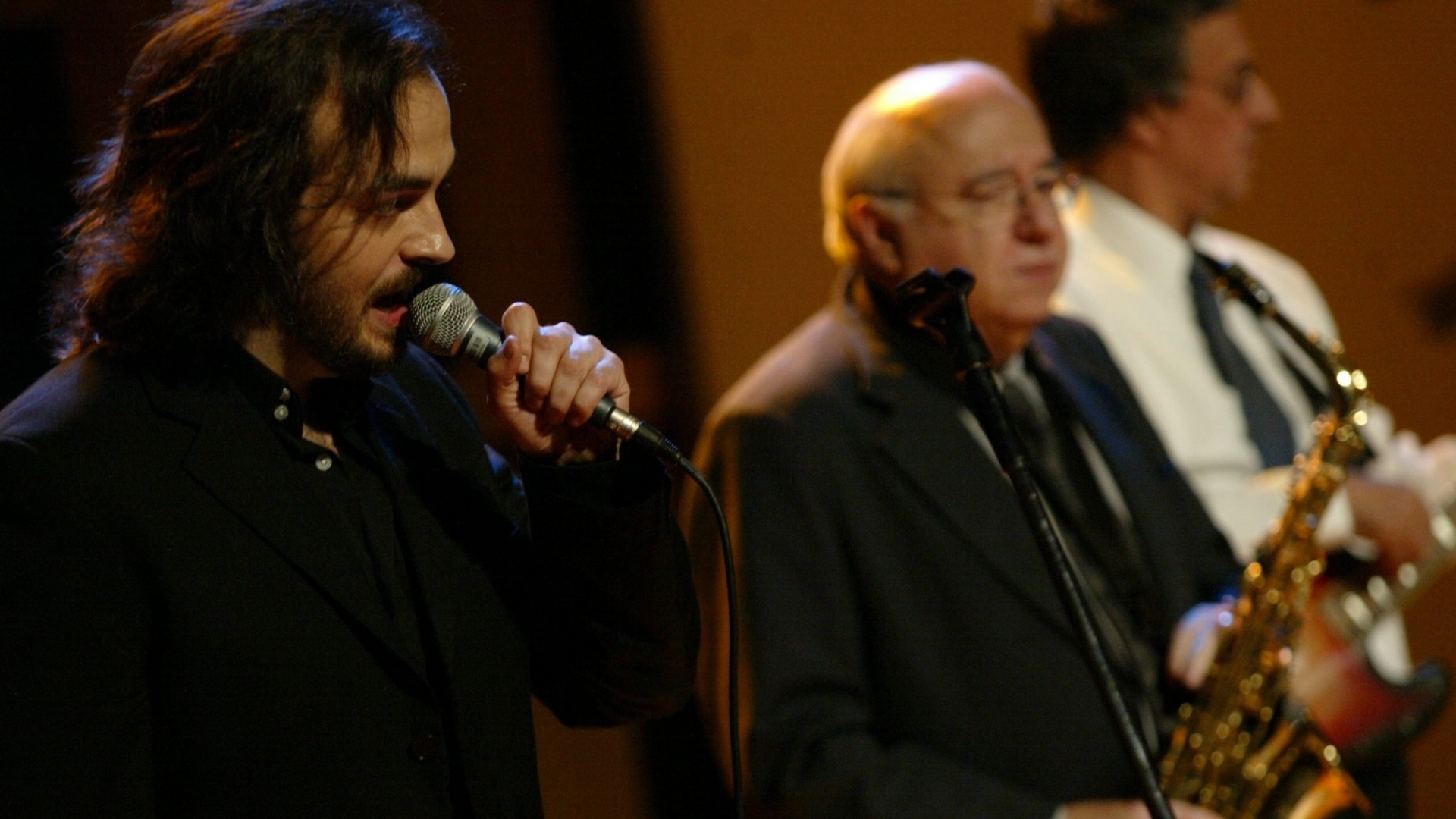 Ao lado do filho Pedro, Luís Fernando Verissimo toca saxofone durante o Prêmio Portugal Telecon de Literatura em 2005. O evento foi realizado na Sala São Paulo, na capital paulista - Folhapress