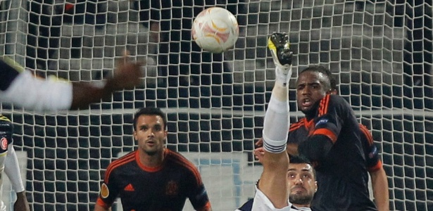 Irtegun, do Fenerbahce, "pedala" no ar para fazer o gol da vitória contra o Olympique - REUTERS/Jean-Paul Pelissier
