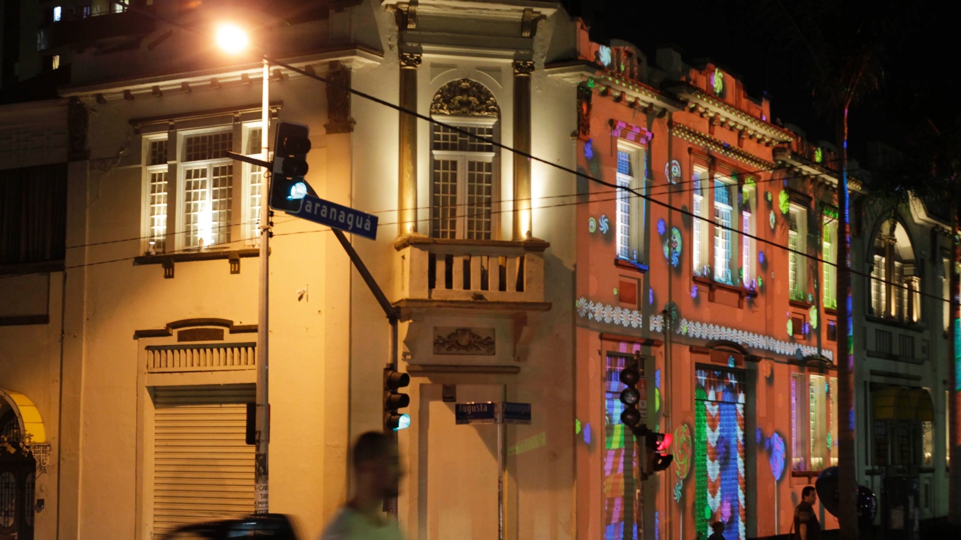 Cerca de 14 fachadas da Rua Augusta, em São Paulo, são iluminadas por imagens, luzes e cores a noite de São Paulo na terceira edição da Video Guerrilha, iniciativa que fará projeções gigantes nas fachadas - Fernando Donasci/UOL