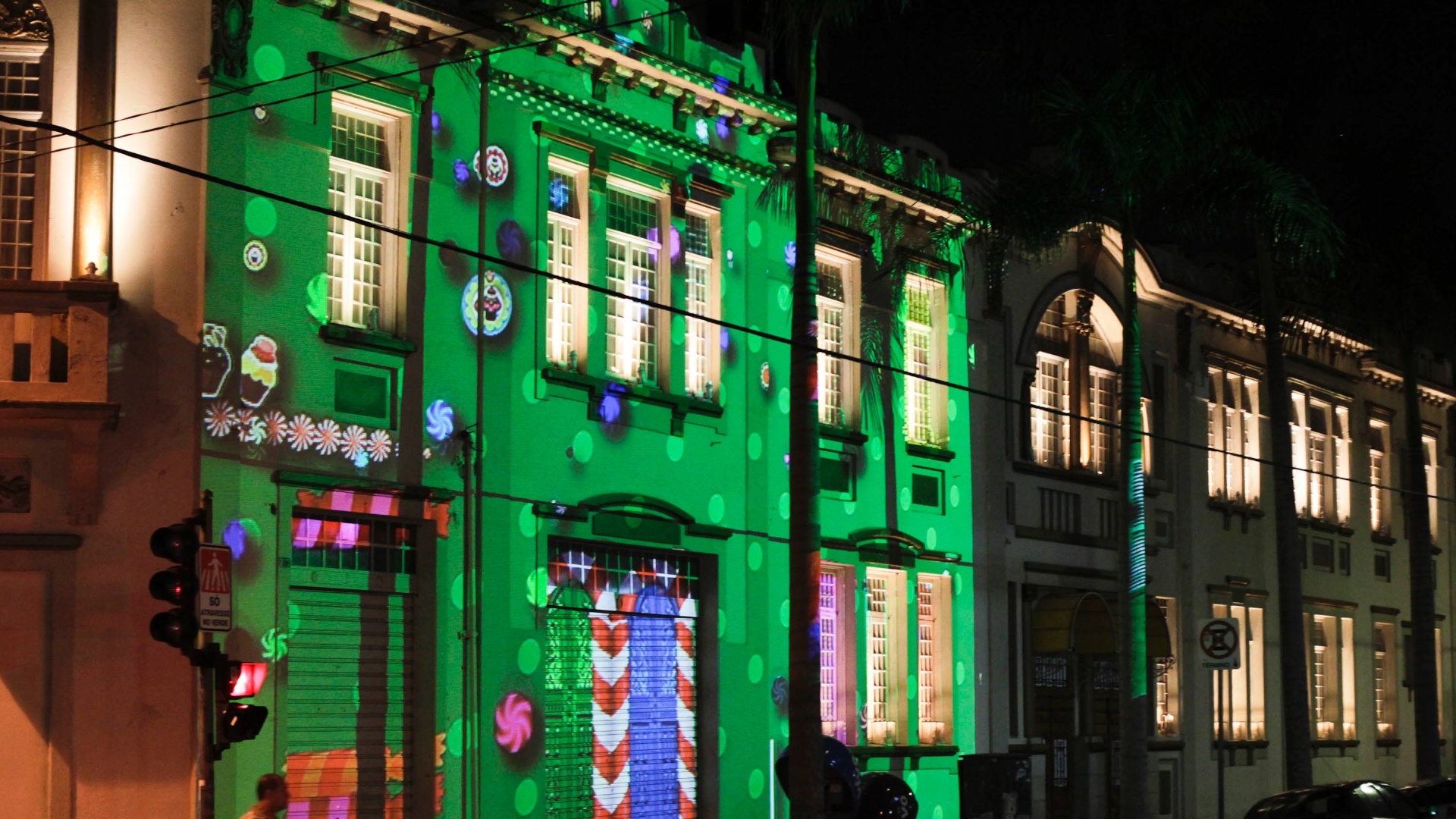 Cerca de 14 fachadas da Rua Augusta, em São Paulo, são iluminadas por imagens, luzes e cores a noite de São Paulo na terceira edição da Video Guerrilha, iniciativa que fará projeções gigantes nas fachadas - Fernando Donasci/UOL