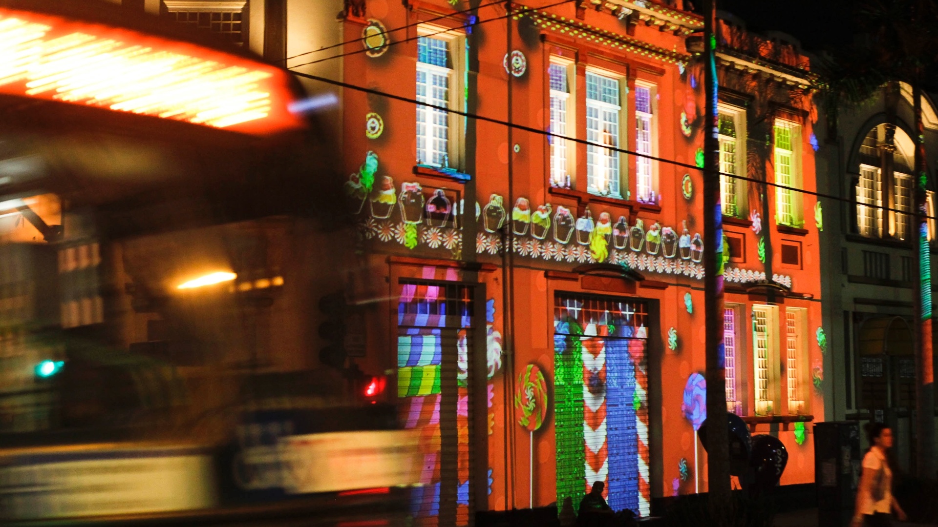 Cerca de 14 fachadas da Rua Augusta, em São Paulo, são iluminadas por imagens, luzes e cores a noite de São Paulo na terceira edição da Video Guerrilha, iniciativa que fará projeções gigantes nas fachadas - Fernando Donasci/UOL