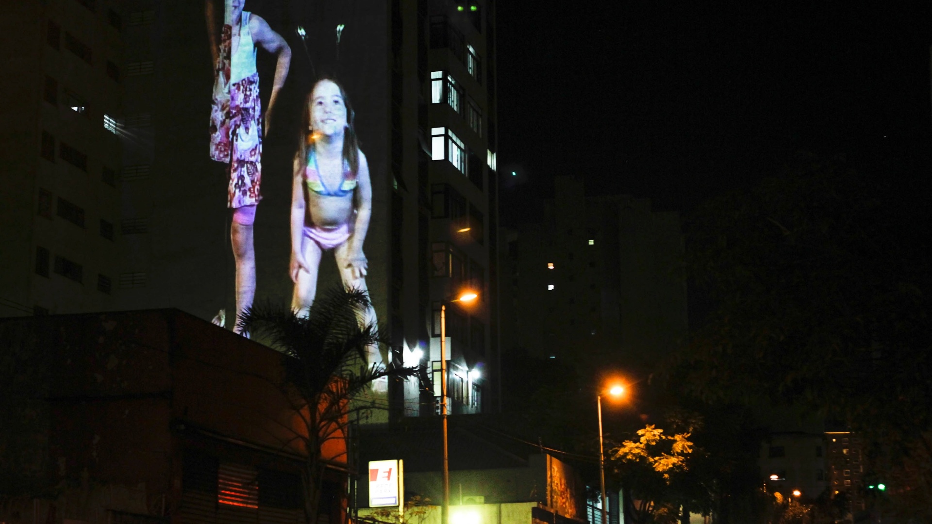 Cerca de 14 fachadas da Rua Augusta, em São Paulo, são iluminadas por imagens, luzes e cores a noite de São Paulo na terceira edição da Video Guerrilha, iniciativa que fará projeções gigantes nas fachadas - Fernando Donasci/UOL