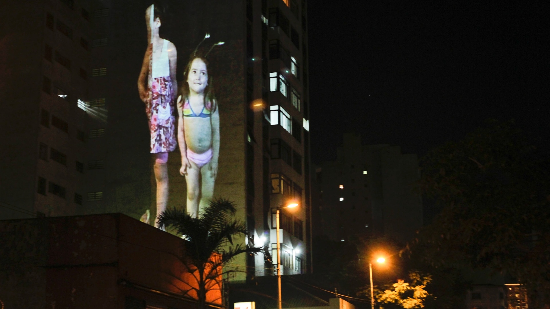 Cerca de 14 fachadas da Rua Augusta, em São Paulo, são iluminadas por imagens, luzes e cores a noite de São Paulo na terceira edição da Video Guerrilha, iniciativa que fará projeções gigantes nas fachadas - Fernando Donasci/UOL