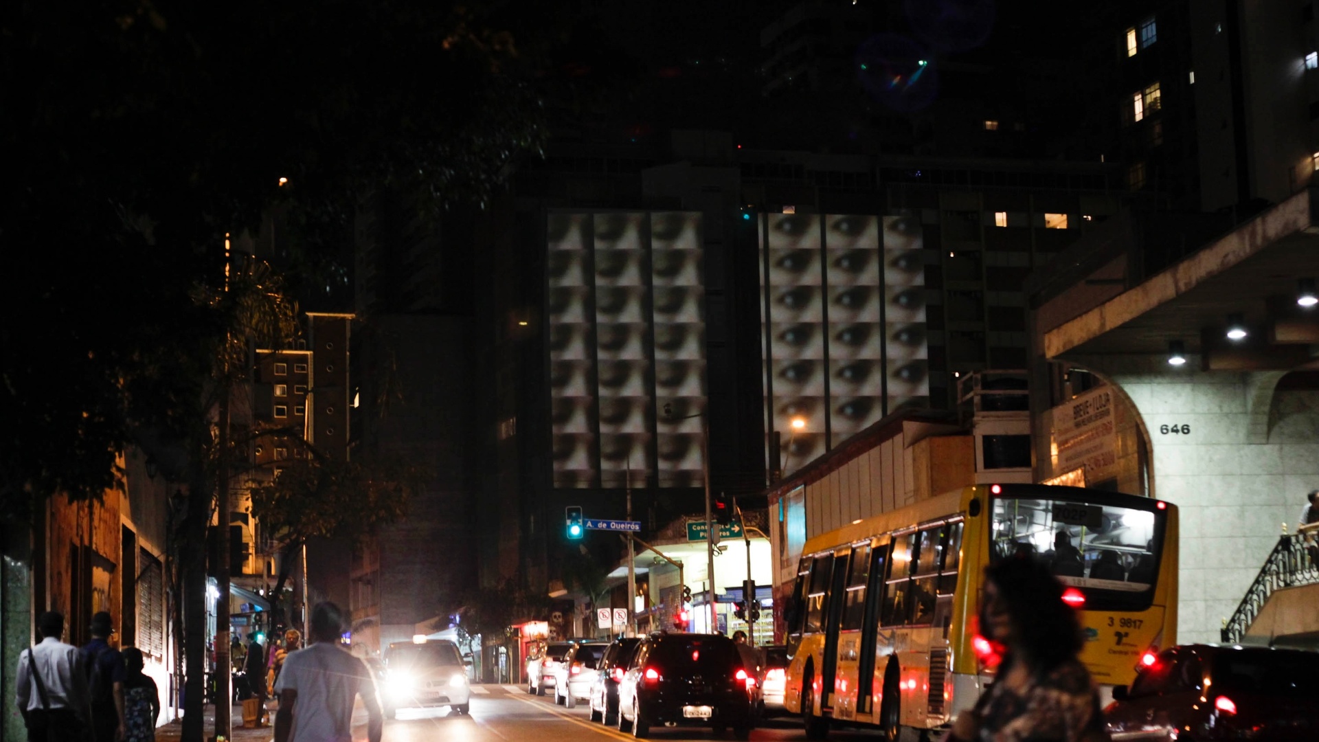 Cerca de 14 fachadas da Rua Augusta, em São Paulo, são iluminadas por imagens, luzes e cores a noite de São Paulo na terceira edição da Video Guerrilha, iniciativa que fará projeções gigantes nas fachadas - Fernando Donasci/UOL