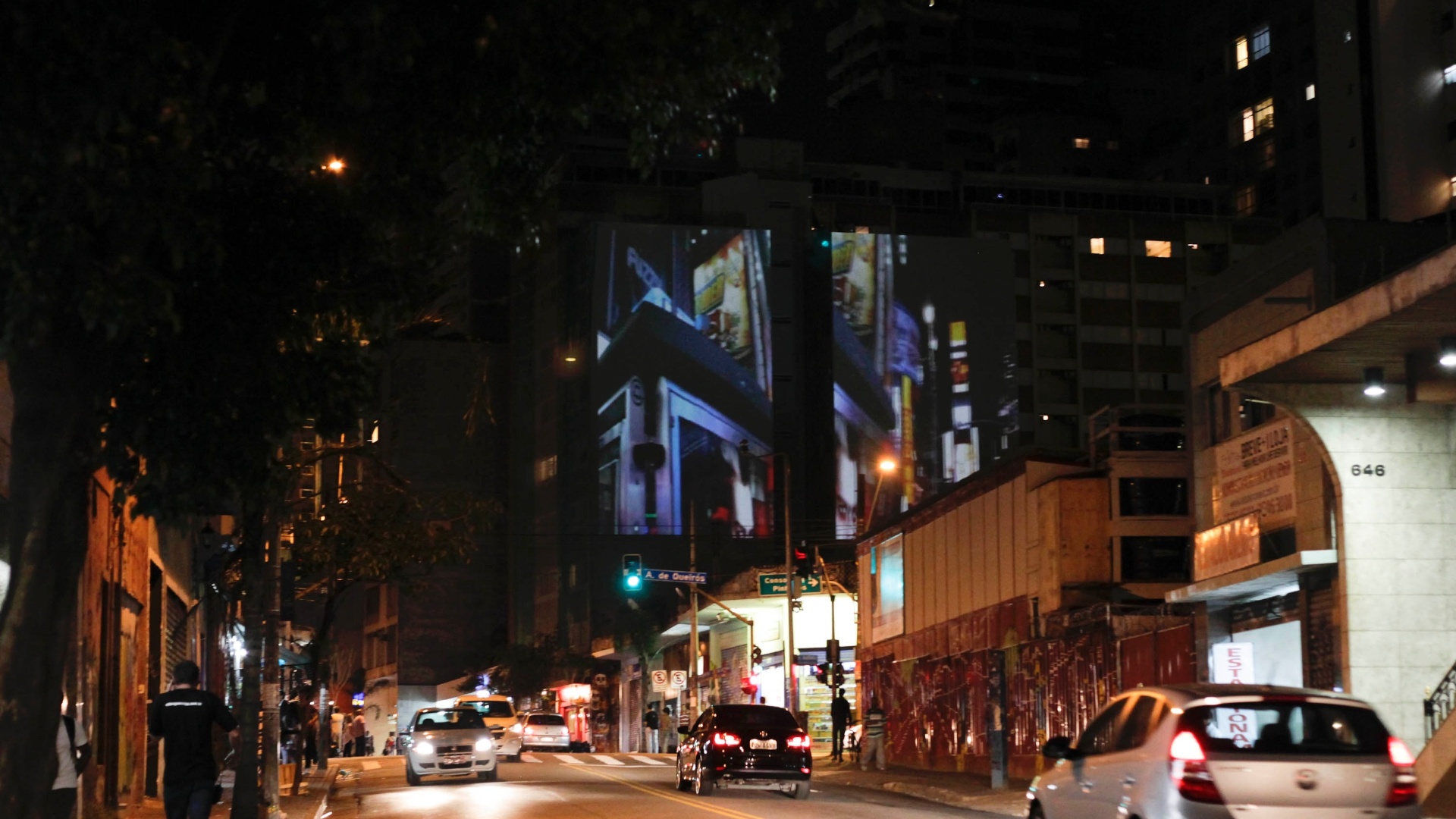 Cerca de 14 fachadas da Rua Augusta, em São Paulo, são iluminadas por imagens, luzes e cores a noite de São Paulo na terceira edição da Video Guerrilha, iniciativa que fará projeções gigantes nas fachadas - Fernando Donasci/UOL