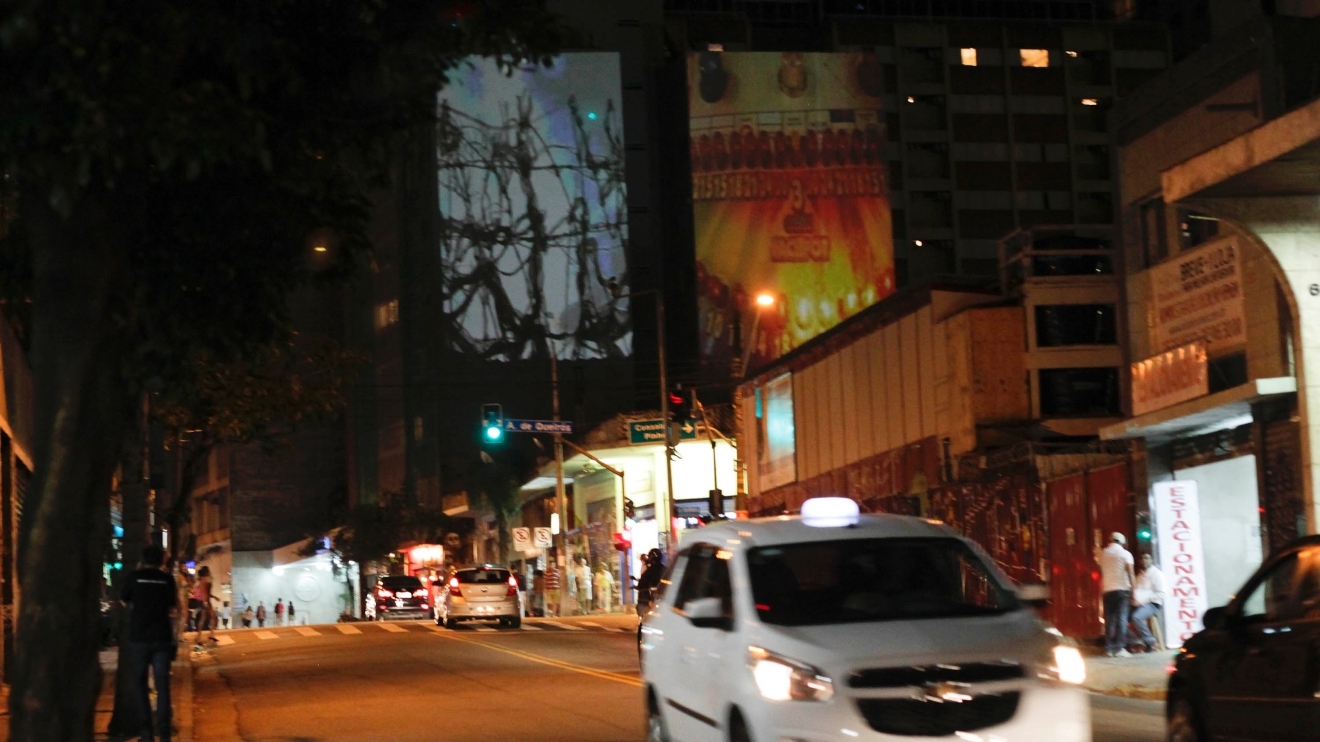 Cerca de 14 fachadas da Rua Augusta, em São Paulo, são iluminadas por imagens, luzes e cores a noite de São Paulo na terceira edição da Video Guerrilha, iniciativa que fará projeções gigantes nas fachadas - Fernando Donasci/UOL