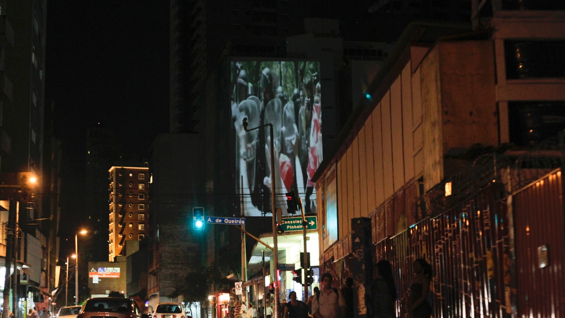 Cerca de 14 fachadas da Rua Augusta, em São Paulo, são iluminadas por imagens, luzes e cores a noite de São Paulo na terceira edição da Video Guerrilha, iniciativa que fará projeções gigantes nas fachadas - Fernando Donasci/UOL