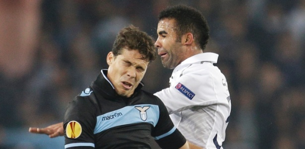 Hernanes (esq) e Sandro disputam jogada durante o confronto entre Lazio e Tottenham - AP