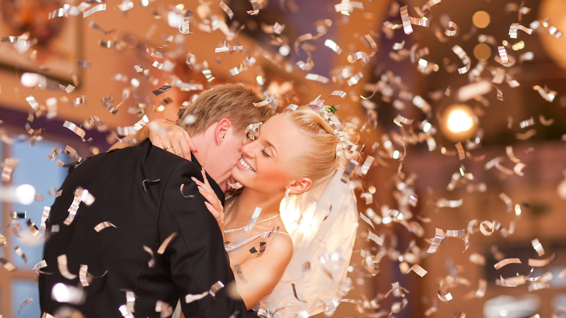 Imagem de casal durante a festa de casamento - Thinkstock