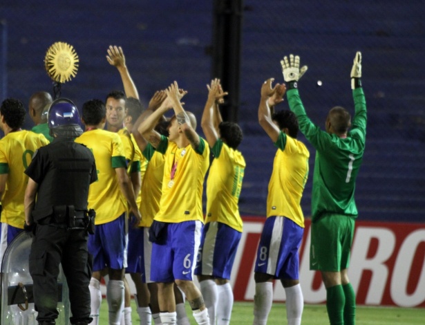 Jogadores do Brasil comemoram o título do Superclássico das Américas