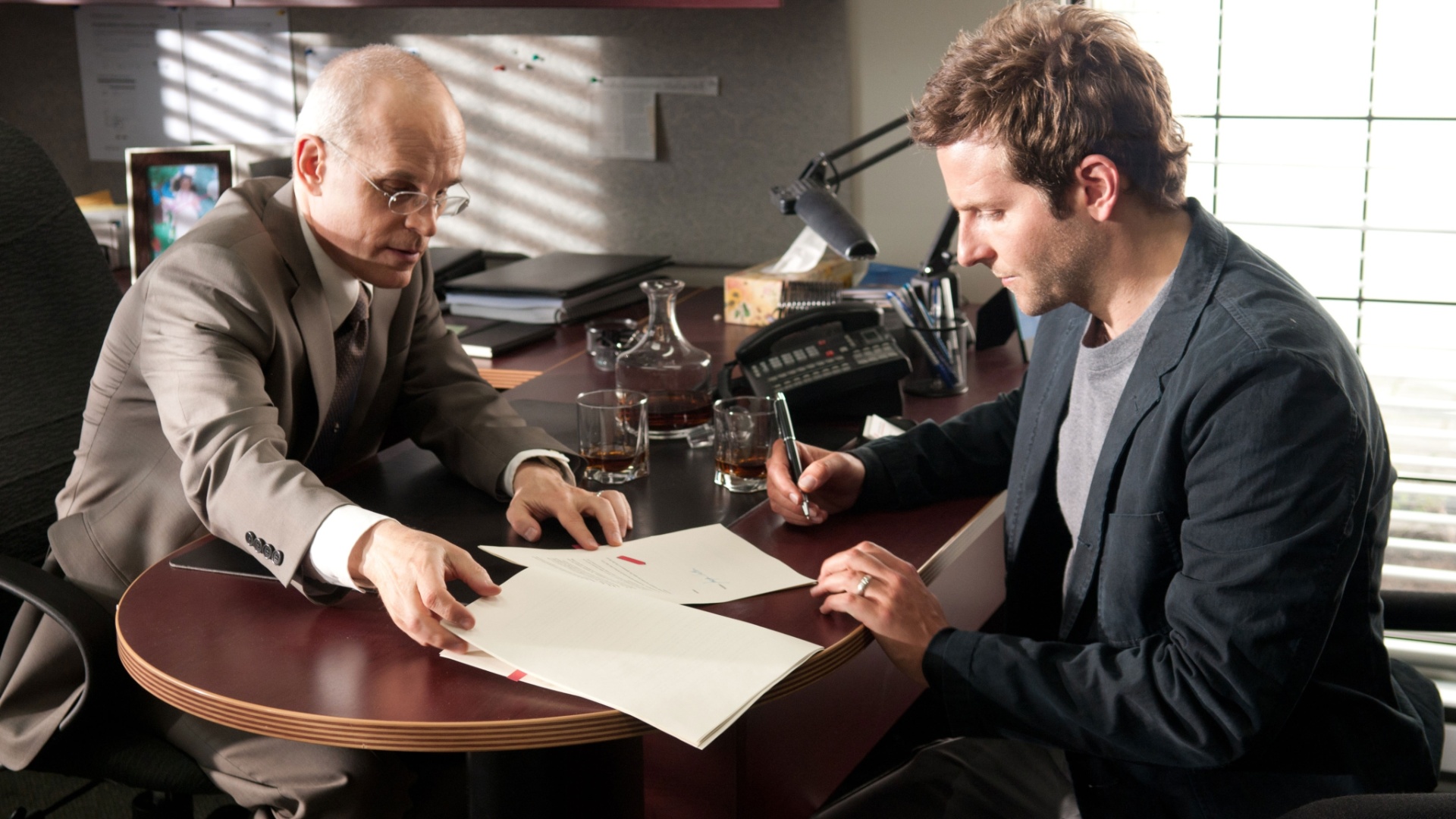 Jeremy Irons e Bradley Cooper em cena do filme "As Palavras", de Brian Klugman e Lee Sternthal - Divulgação