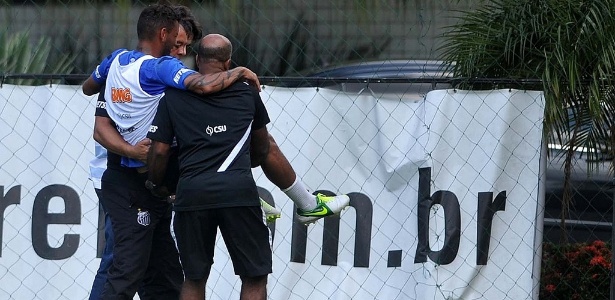 João Pedro é amparado após sofrer torção no joelho direito em treino nesta quinta-feira - Divulgação/Santos FC