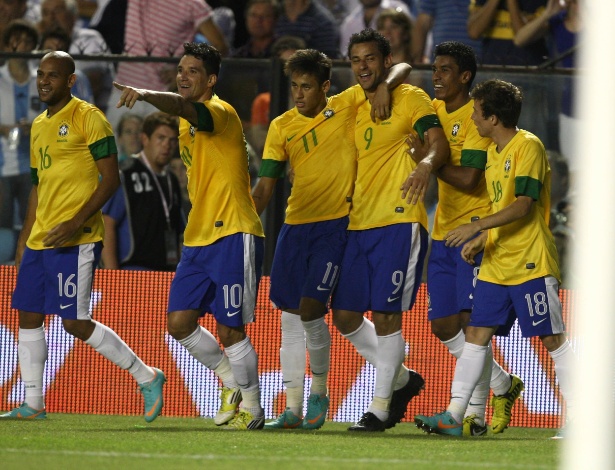 Jogadores do Brasil comemoram gol de Fred na partida contra a Argentina pelo Superclássico