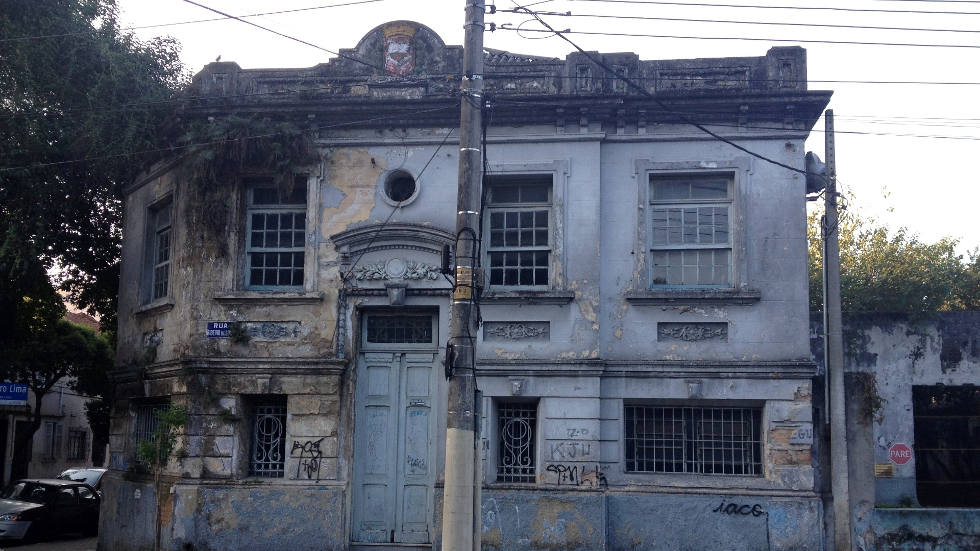 Imagem cedida para publicação em UOL Casa e Decoração, usar somente no respectivo material. O antigo imóvel no número 196 da Rua Ribeiro de Lima, no bairro do Bom Retiro, é uma construção projetada pelo engenheiro Arnaldo A. da Motta, inaugurada em 1929. A casa tem sinais de abandono como pichações e pintura da fachada descascada I Imagem catalogada pelo projeto São Paulo Antiga (www.saopauloantiga.com.br) - Douglas Nascimento/Divulgação