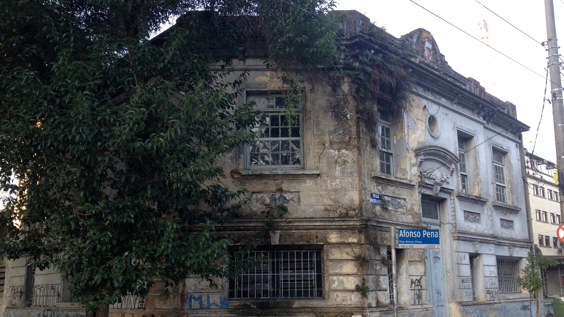 Imagem cedida para publicação em UOL Casa e Decoração, usar somente no respectivo material. O antigo imóvel no número 196 da Rua Ribeiro de Lima, no bairro do Bom Retiro, é uma construção projetada pelo engenheiro Arnaldo A. da Motta, inaugurada em 1929. A casa tem sinais de abandono como pichações e pintura da fachada descascada I Imagem catalogada pelo projeto São Paulo Antiga (www.saopauloantiga.com.br) - Douglas Nascimento/Divulgação
