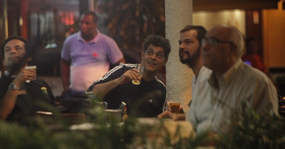 O ator Eduardo Moscovis assiste ao Jogo do Brasil e Argentina em pizzaria no Leblon, Rio de Janeiro (21/11/12)