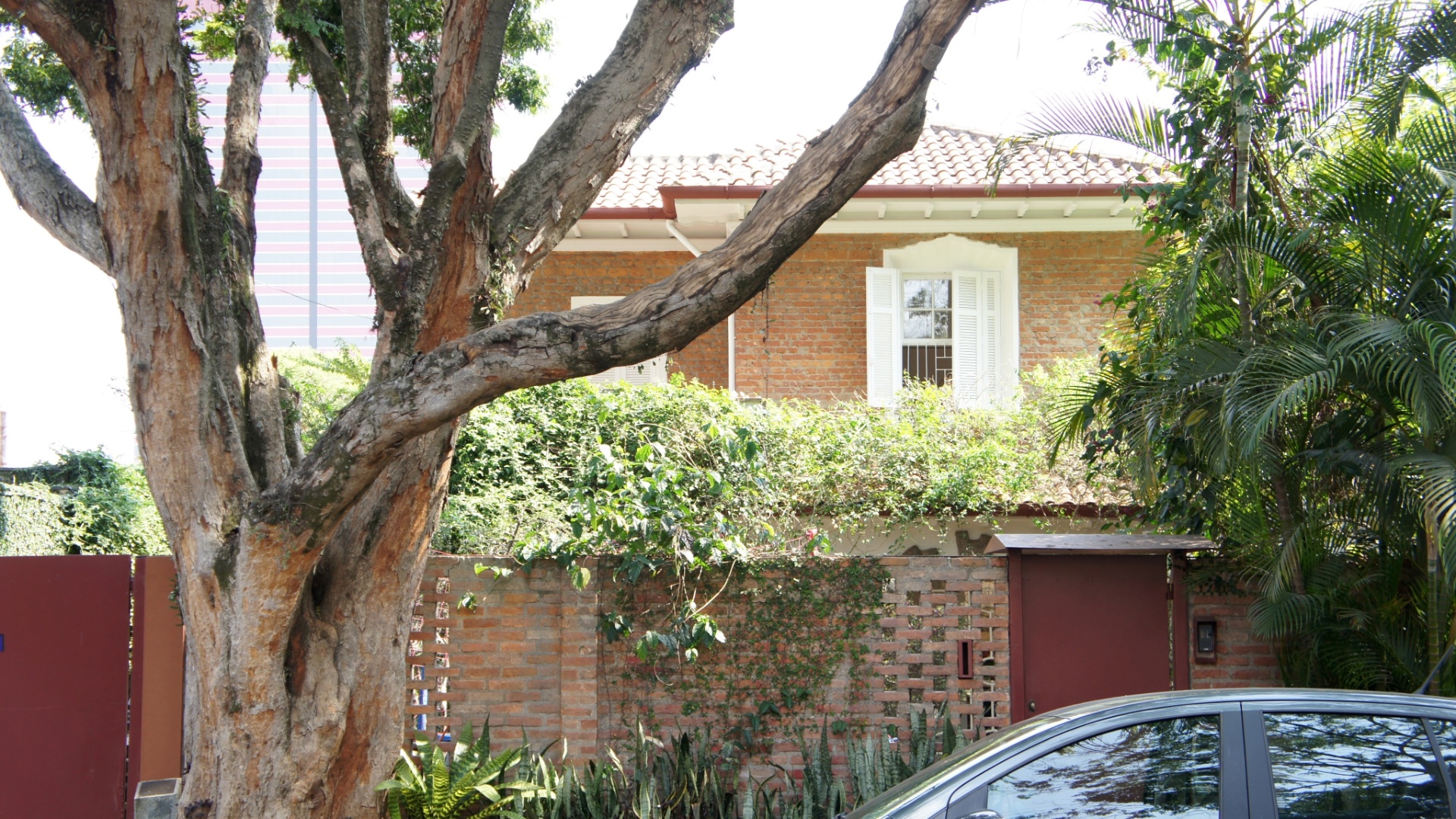 Imagem cedida para publicação em UOL Casa e Decoração, usar somente no respectivo material. O casarão localizado na rua Zapará, no alto de Pinheiros, manteve sua fachada preservada. Imagem do projeto São Paulo Antiga (www.saopauloantiga.com.br) - Douglas Nascimento/Divulgação