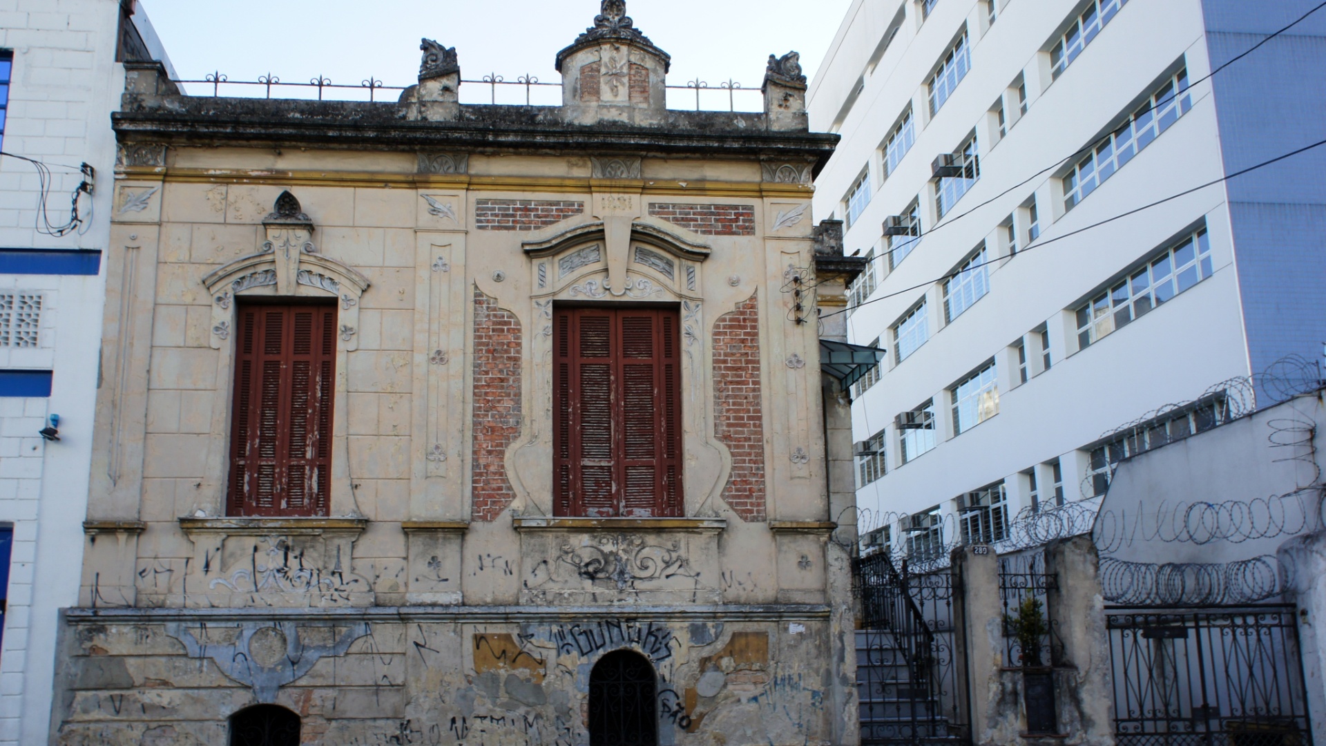 Imagem cedida para publicação em UOL Casa e Decoração, usar somente no respectivo material. O casarão no número 280 da rua Adolfo Gordo, no bairro de Santa Cecília, tem um estilo peculiar das residências paulistanas do final do século 19 e começo do século 20, com grandes janelas, porão alto e entrada lateral I Imagem catalogada pelo projeto São Paulo Antiga (www.saopauloantiga.com.br) - Douglas Nascimento/Divulgação