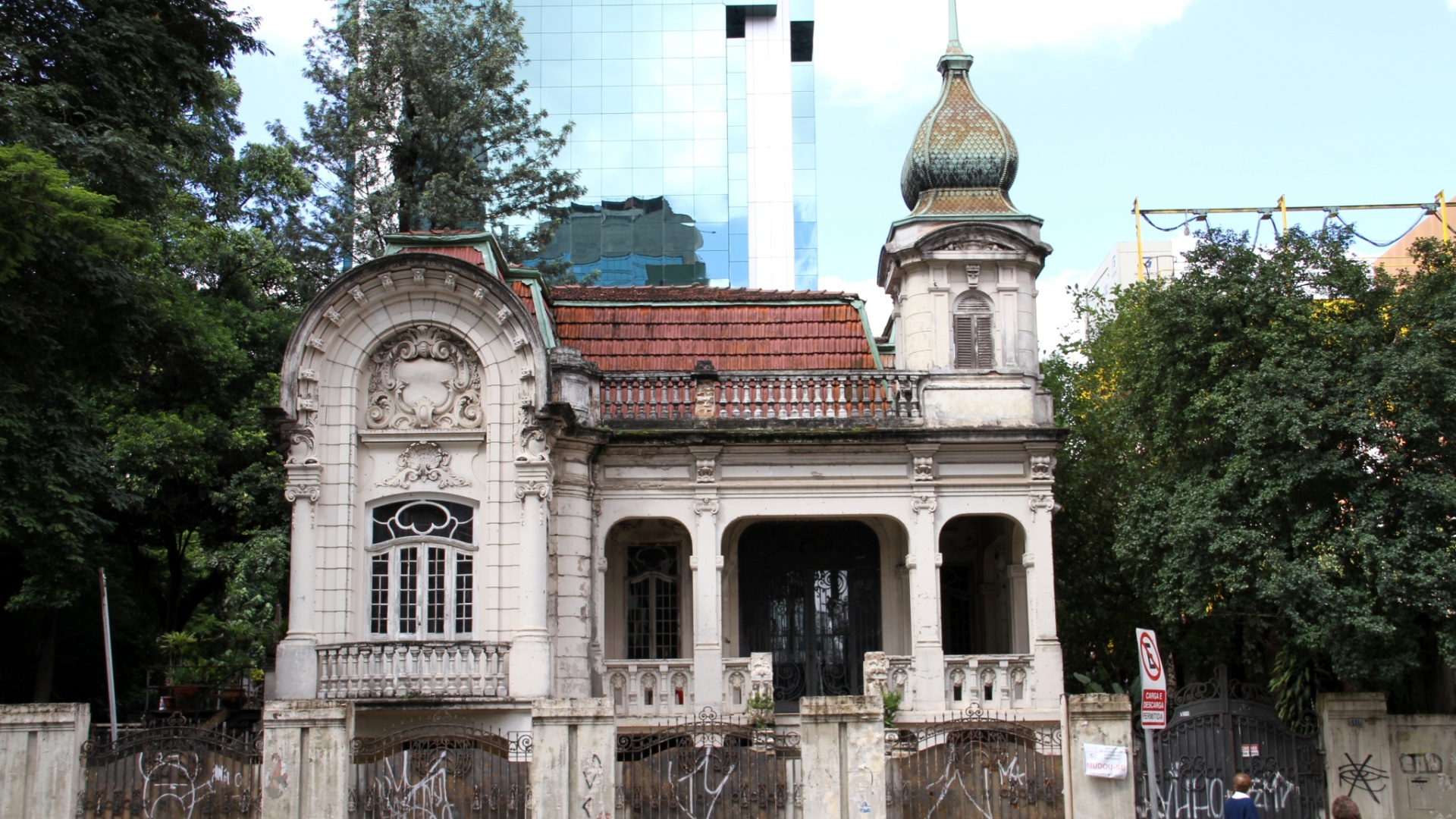 Imagem cedida para publicação em UOL Casa e Decoração, usar somente no respectivo material. O palacete Franco de Mello, localizado no número 1919 da Avenida Paulista, foi construído pelo português Antônio Fernandes Pinto em 1905. A arquitetura da residência, tombada na esfera estadual (Condephaat) em 1992, possui influências francesas do período de Luís XV nos ornamentos e esquadrias das janelas I Imagem do projeto São Paulo Antiga (www.saopauloantiga.com.br) - Douglas Nascimento/Divulgação