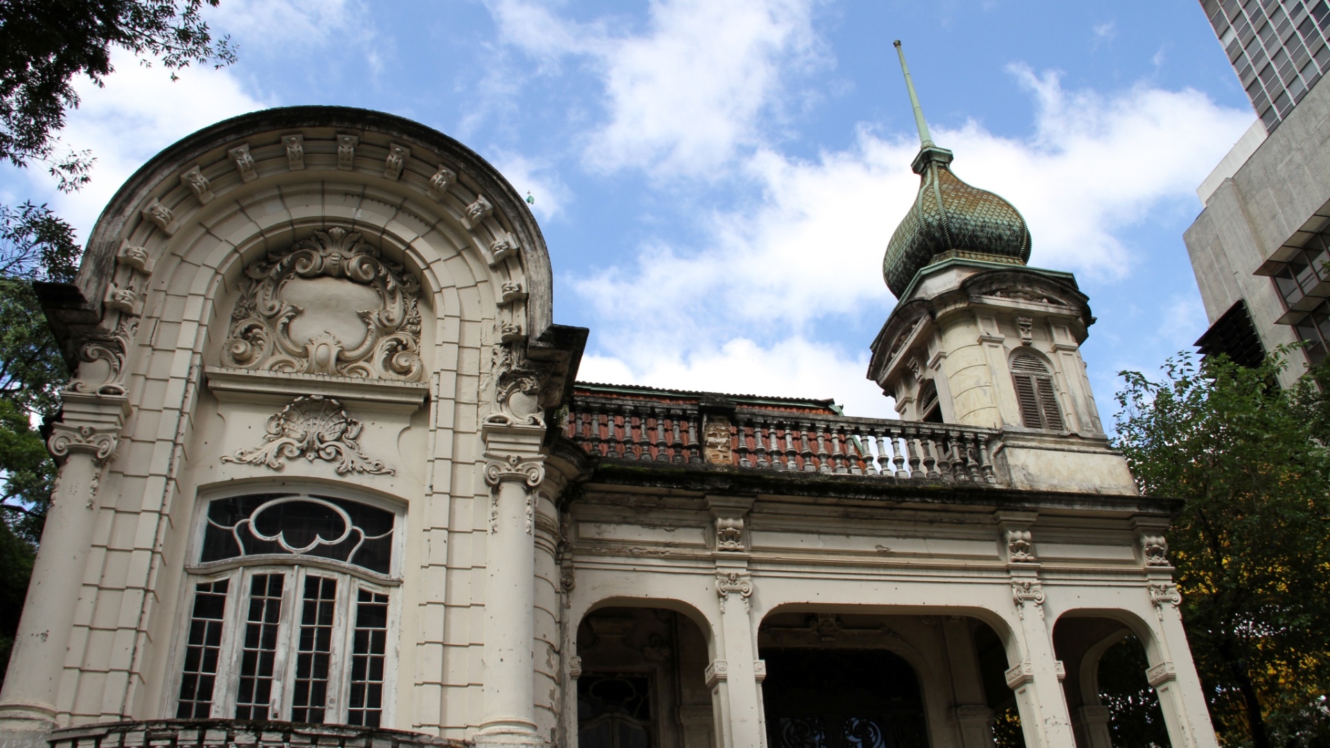 Imagem cedida para publicação em UOL Casa e Decoração, usar somente no respectivo material. O palacete Franco de Mello, localizado no número 1919 da Avenida Paulista, foi construído pelo português Antônio Fernandes Pinto em 1905. A arquitetura da residência, tombada na esfera estadual (Condephaat) em 1992, possui influências francesas do período de Luís XV nos ornamentos e esquadrias das janelas I Imagem catalogada do projeto São Paulo Antiga (www.saopauloantiga.com.br) - Douglas Nascimento/Divulgação