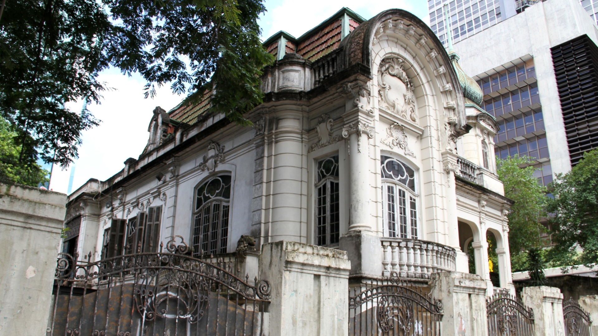 Imagem cedida para publicação em UOL Casa e Decoração, usar somente no respectivo material. O palacete Franco de Mello, localizado no número 1919 da Avenida Paulista, foi construído pelo português Antônio Fernandes Pinto em 1905. A arquitetura da residência, tombada na esfera estadual (Condephaat) em 1992, possui influências francesas do período de Luís XV nos ornamentos e esquadrias das janelas I Imagem catalogada do projeto São Paulo Antiga (www.saopauloantiga.com.br) - Douglas Nascimento/Divulgação