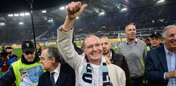 Gascoigne jogou na Lazio na década de 90 e acenou para a torcida durante partida da Liga Europa - AFP PHOTO / ANDREAS SOLARO