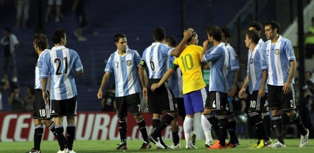 Thiago Neves cumprimenta jogadores argentinos após a vitória, nos pênaltis, do Brasil no Superclássico das Américas