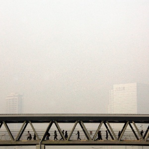 Prédios ficam escondidos sobre a forte poluição do centro de Beijing, na China, principal país poluidor em 2011 - David Gray/Reuters