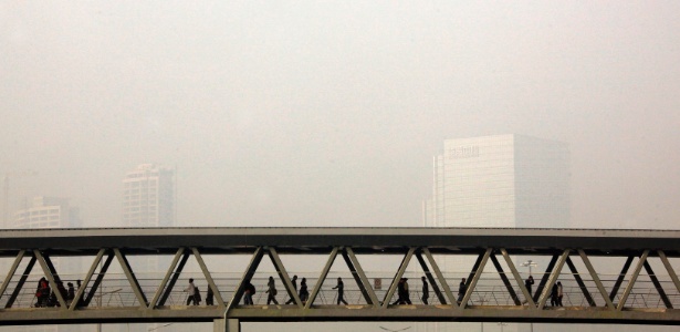 Prédios ficam escondidos sobre a forte poluição do centro de Beijing, na China. O país asiático foi o principal poluidor em 2011, ano em que a quantidade de gases do efeito estufa na atmosfera atingiu um novo pico - David Gray/Reuters