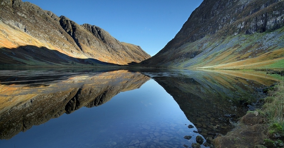 23.nov.2012 - A Ilha de Skye se caracteriza por sua paisagem agreste, com pouca vegetação, o que a distingue da Escócia continental. Merrifield mostra aqui o Lago Caol