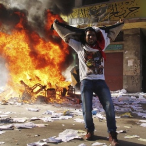 Manifestante protesta em Alexandria contra o governo do presidente Mursi, que ampliou poderes