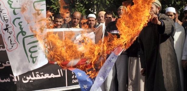 23.nov.2012 - Marroquinos salafistas queimam  bandeira dos Estados Unidos em Sale, nos arredores de Rabat, Marrocos, durante protesto em favor da Palestina e contra o governo israelense. O grupo também criticou a ausência de apoio dos países árabes aos palestinos - AFP