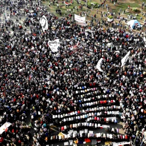Milhares de egípcios se reúnem na praça Tahrir para protestar contra o presidente Mohamed Mursi nesta sexta-feira (23) no Cairo. Ele assinou ontem um decreto que lhe confere mais poderes e imunidade - Mohamed Abd El Ghany/Reuters