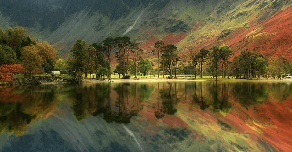 23.nov.2012 - O fotógrafo amador Roger Merrifield capturou uma série de paisagens da natureza britânica durante o outono, sempre refletidas em lagos. Esta foto foi registrada por ele em Buttermere, na Região dos Lagos, no noroeste da Inglaterra