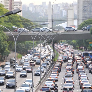 Trânsito intenso  na avenida 23 de Maio, em São Paulo -  J.Duran/ Futura Press