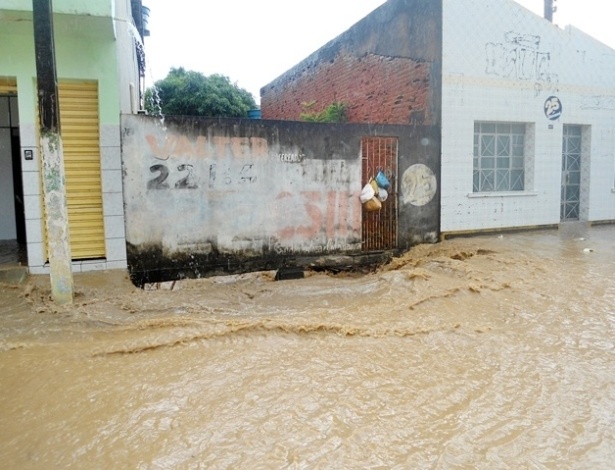 Forte chuva derrubou duas casas e destruiu mais nove imóveis na cidade de Itagimirim (a 614 km de Salvador) - Rafael Amaral / Rastro101/Divulgação