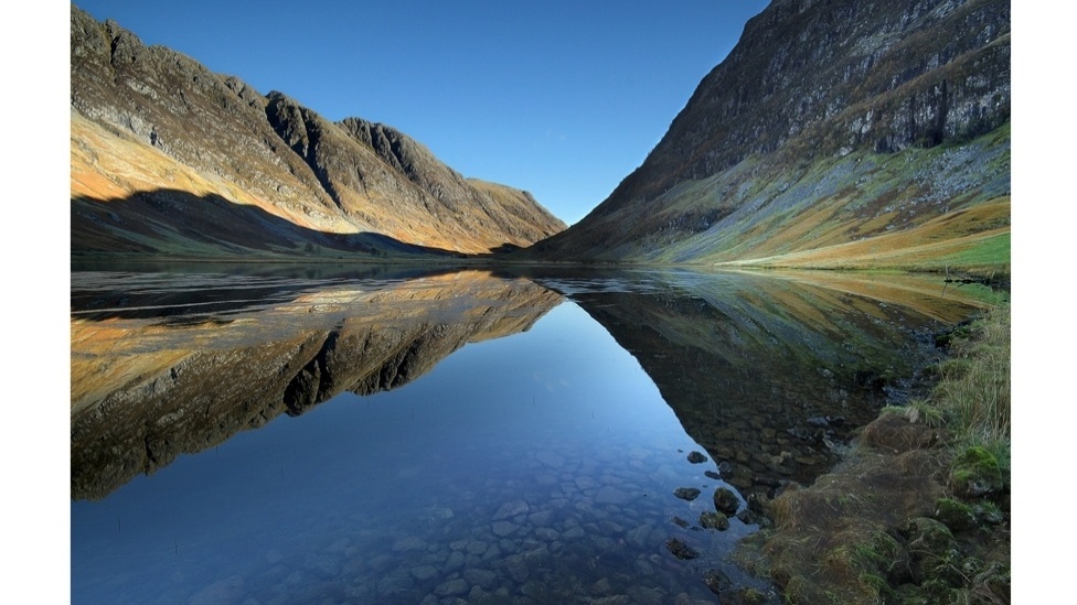 A Ilha de Skye se caracteriza por sua paisagem agreste, com pouca vegetação, o que a distingue da Escócia continental. Merrifield mostra aqui o Lago Caol - Roger Merrifield / Barcroft Media