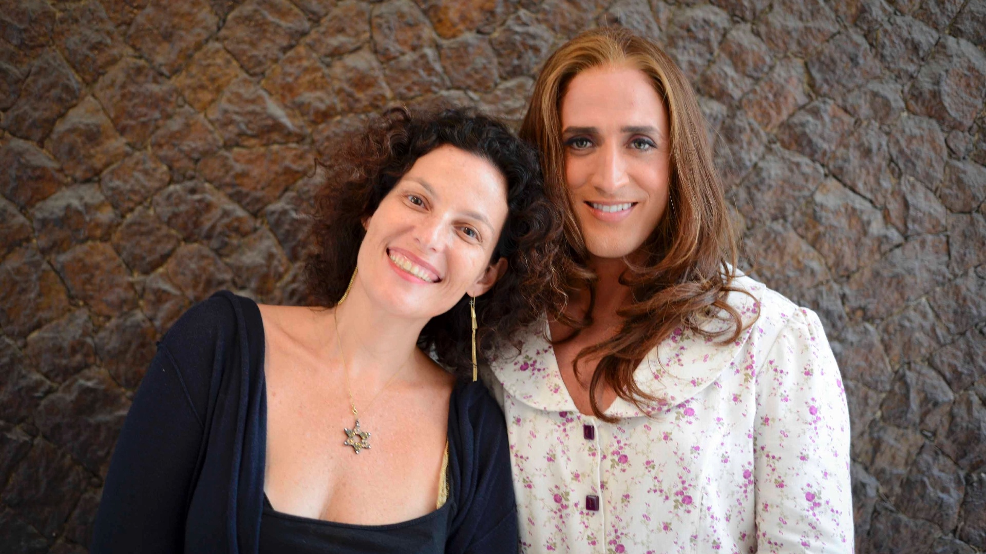 A produtora Iafa Britz, da Migdal Filmes, posa ao lado do ator Paulo Gustavo nos bastidores de filmagem de "Minha Mãe É Uma Peça" (novembro/2012) - Paprica Fotografia