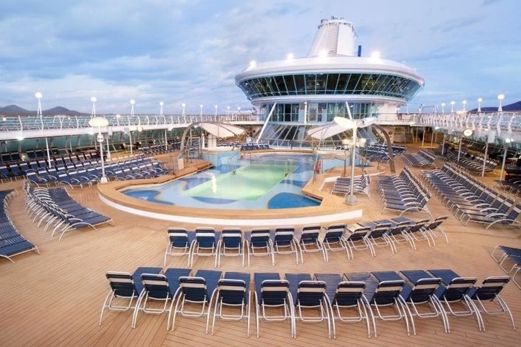 Com 264 metros de comprimento e 32 m de largura, o navio Splendour of the Seas possui quatro jacuzzis, um solarium, parede de escalada, campo de golfe com 18 buracos, circuito de jogging e tela de cinema ao lado da piscina