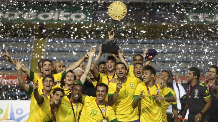 Já com a taça em mãos, jogadores do Brasil comemoram o título do Superclássico das Américas - Mowa Press