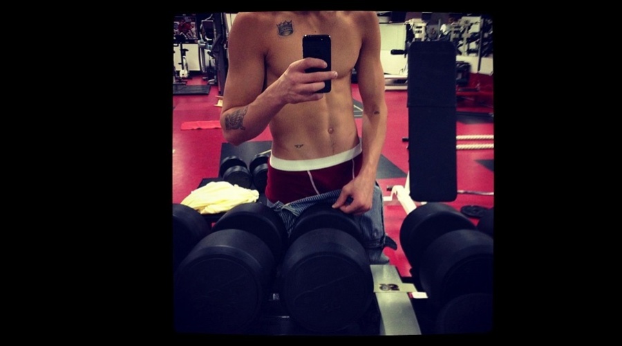 Justin Bieber divulgou uma imagem da barriga sarada (23/11/12). "De volta à academia", escreveu o cantor