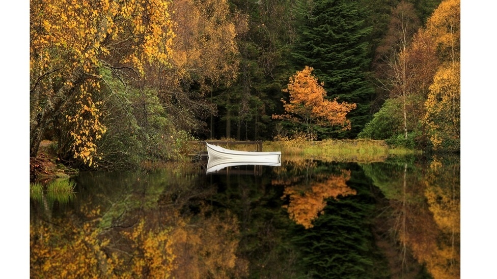 Merrifield é fascinado por regiões ao norte da Grã-Bretanha, em especial a Escócia, onde, segundo ele, é mais fácil flagrar o ''esplendor do outono''. Esta imagem foi feita no Lago Glencoe, nas Terras Altas da Escócia - Roger Merrifield / Barcroft Media