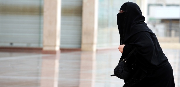 Mulher saudita caminha em shopping na cidade de Riad; "guardiões" recebem notificação via mensagem de texto informando se mulheres estão deixando o país - Fayez Nureldine/AFP