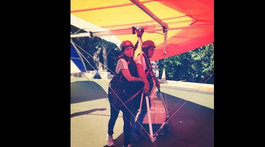 Narcisa Tamborindeguy divulgou uma imagem onde aparece se preparando para saltar de asa-delta (23/11/12). A socialite está no elenco do reality "Mulheres Ricas 2" que irá ao ar pela Band
