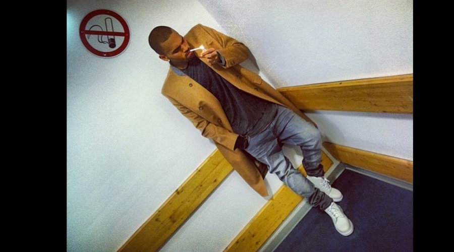 O cantor Chris Brown divulgou uma imagem onde aparece fumando em local proibido (23/11/12)