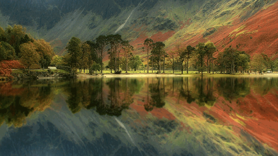 O fotógrafo amador Roger Merrifield capturou uma série de paisagens da natureza britânica durante o outono, sempre refletidas em lagos. Esta foto foi registrada por ele em Buttermere, na Região dos Lagos, no noroeste da Inglaterra - Roger Merrifield / Barcroft Media